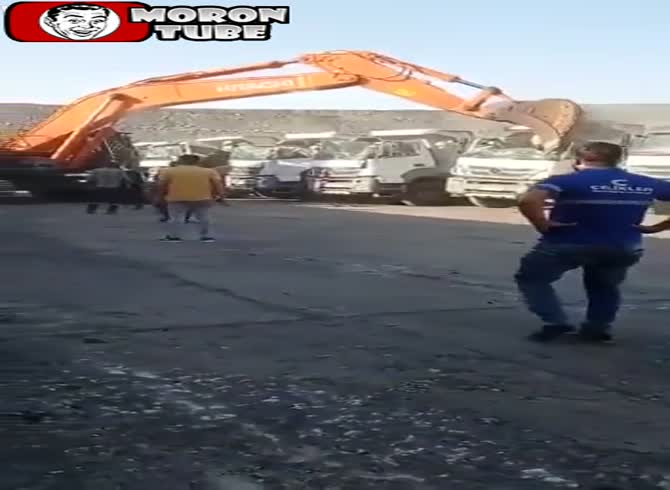 Video :For not getting paid, a miner uses a backhoe to demolish five vehicles!